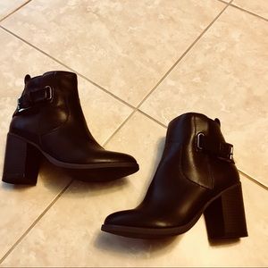 Chic high heel booties ✨🖤